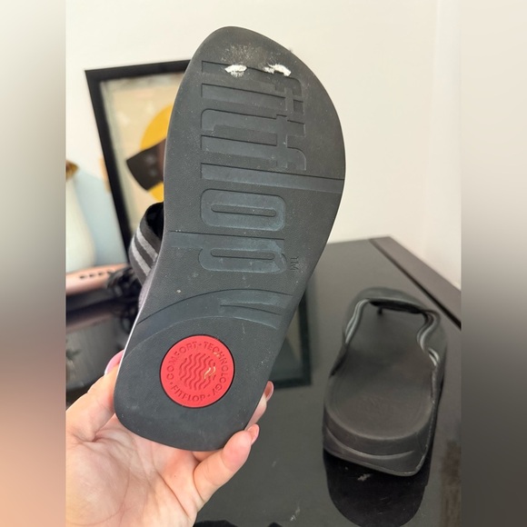 FitFlop Walkstar  Toe Post Sandals Women's Black Slip-On Wedge Comfort Size 6 - Picture 4 of 5